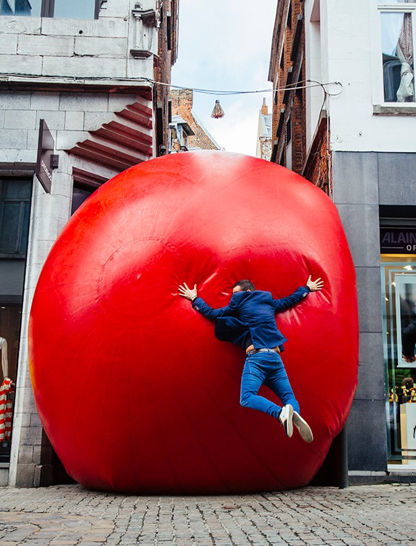 RedBall Mons - Lifestyle Photography Example