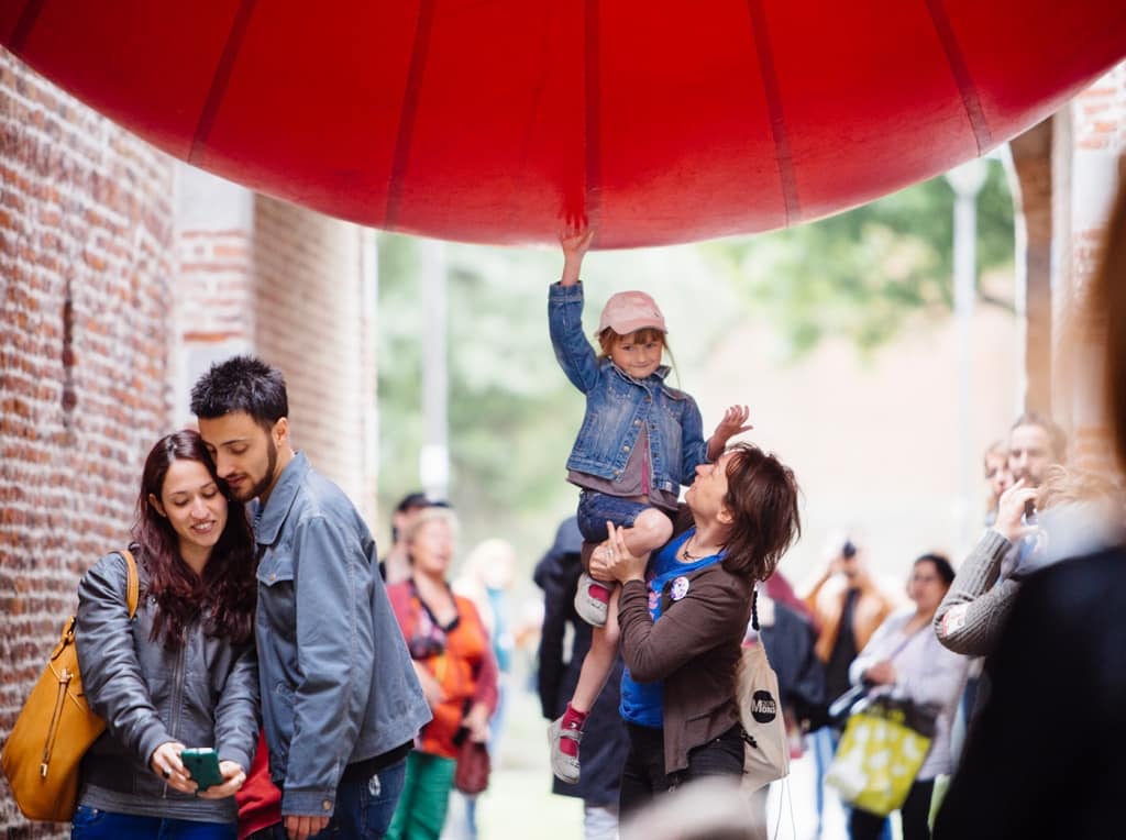 RedBall Mons - Lifestyle Photography Example